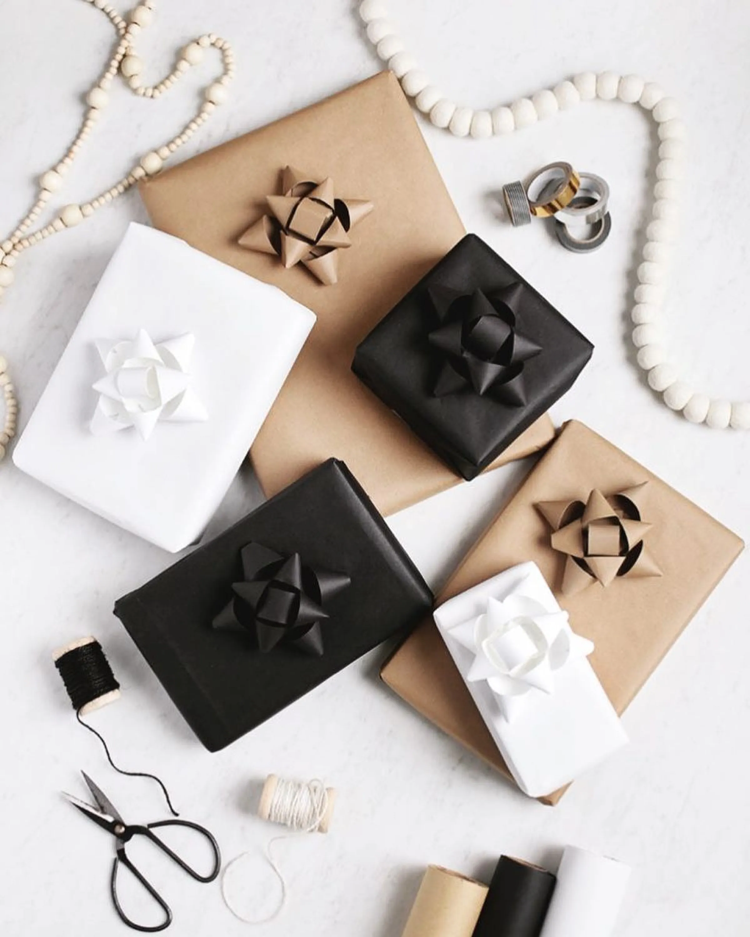 White, black and brown paper decorated with a bow made with the same paper, for a full monochromatic and very elegant look.