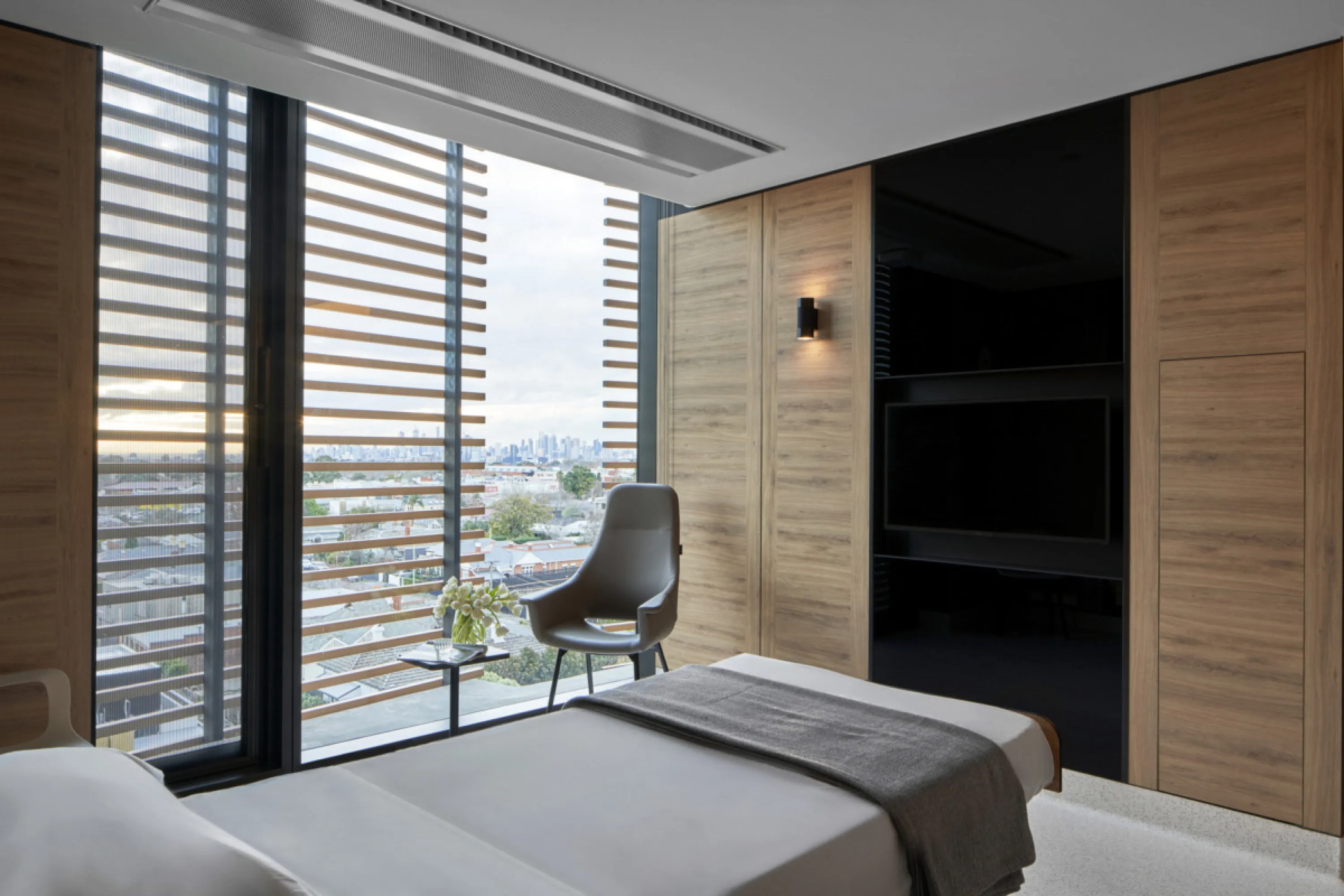Patient room with a wide view to the outdoor.