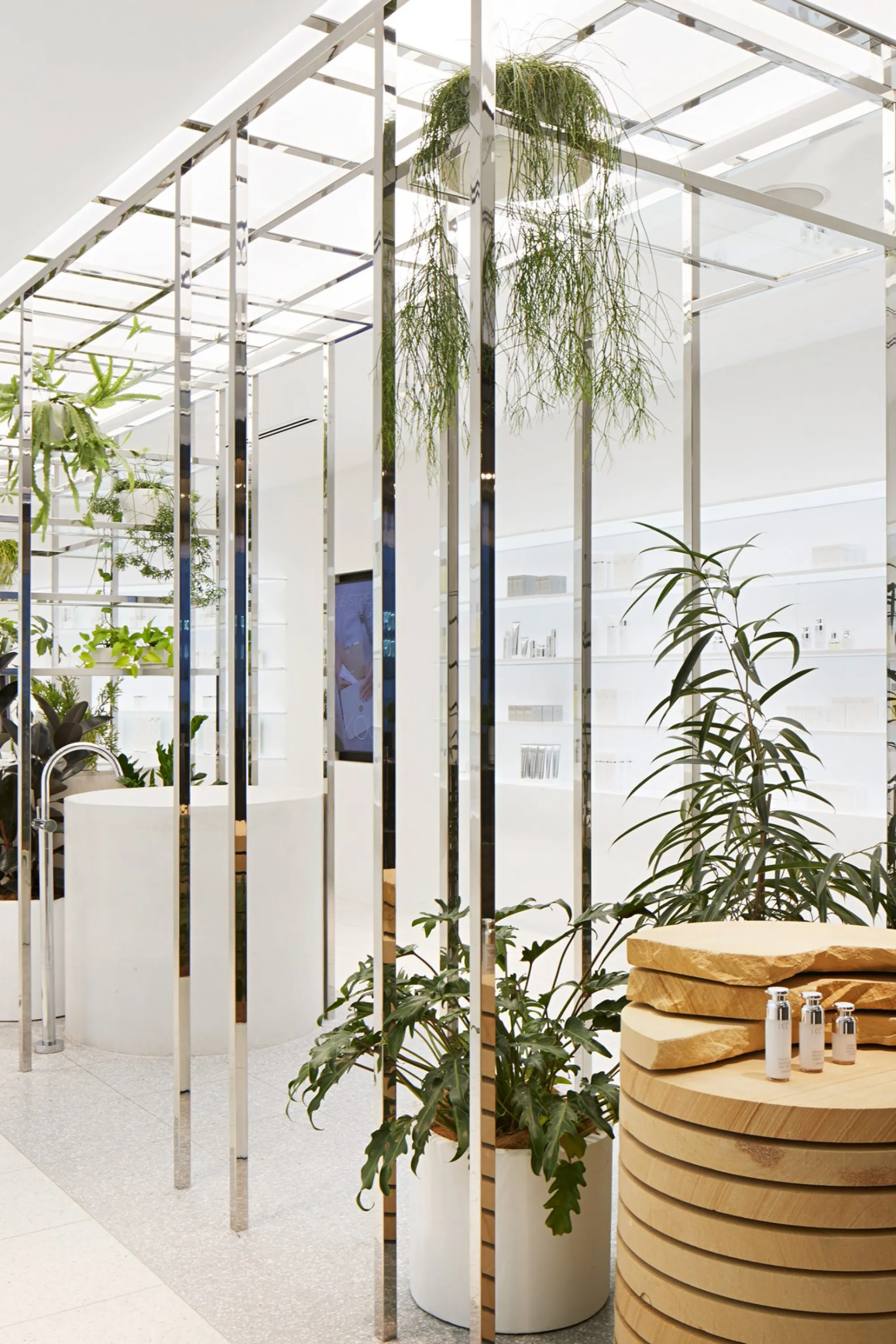 Shop with full hights pillars and plants partitioning the space.
