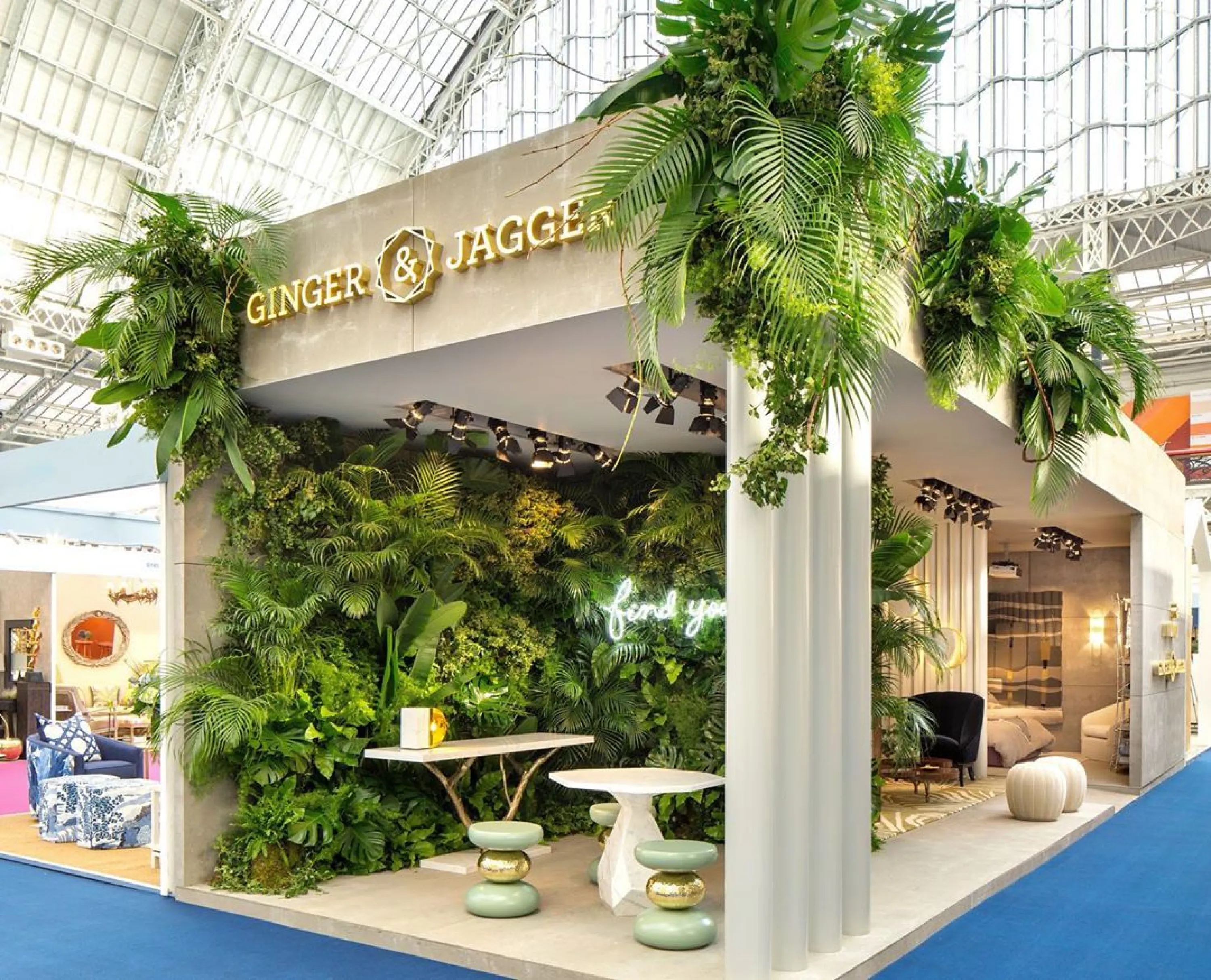 Booth whose back wall is entirely covered in greenery.