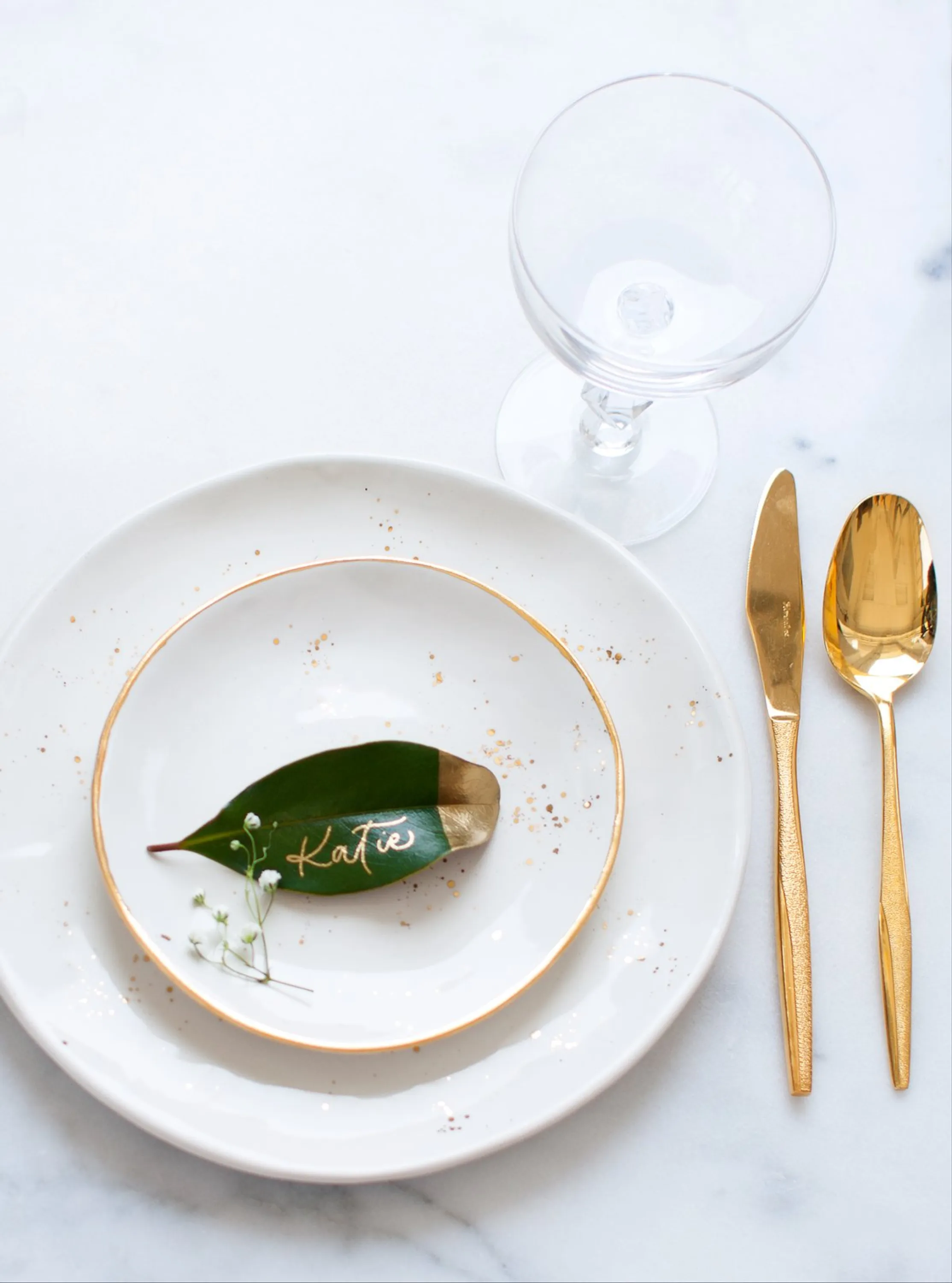 A leaf dipped in gold paint and with a name written on it makes for a beautiful and eco-friendly place holder.
