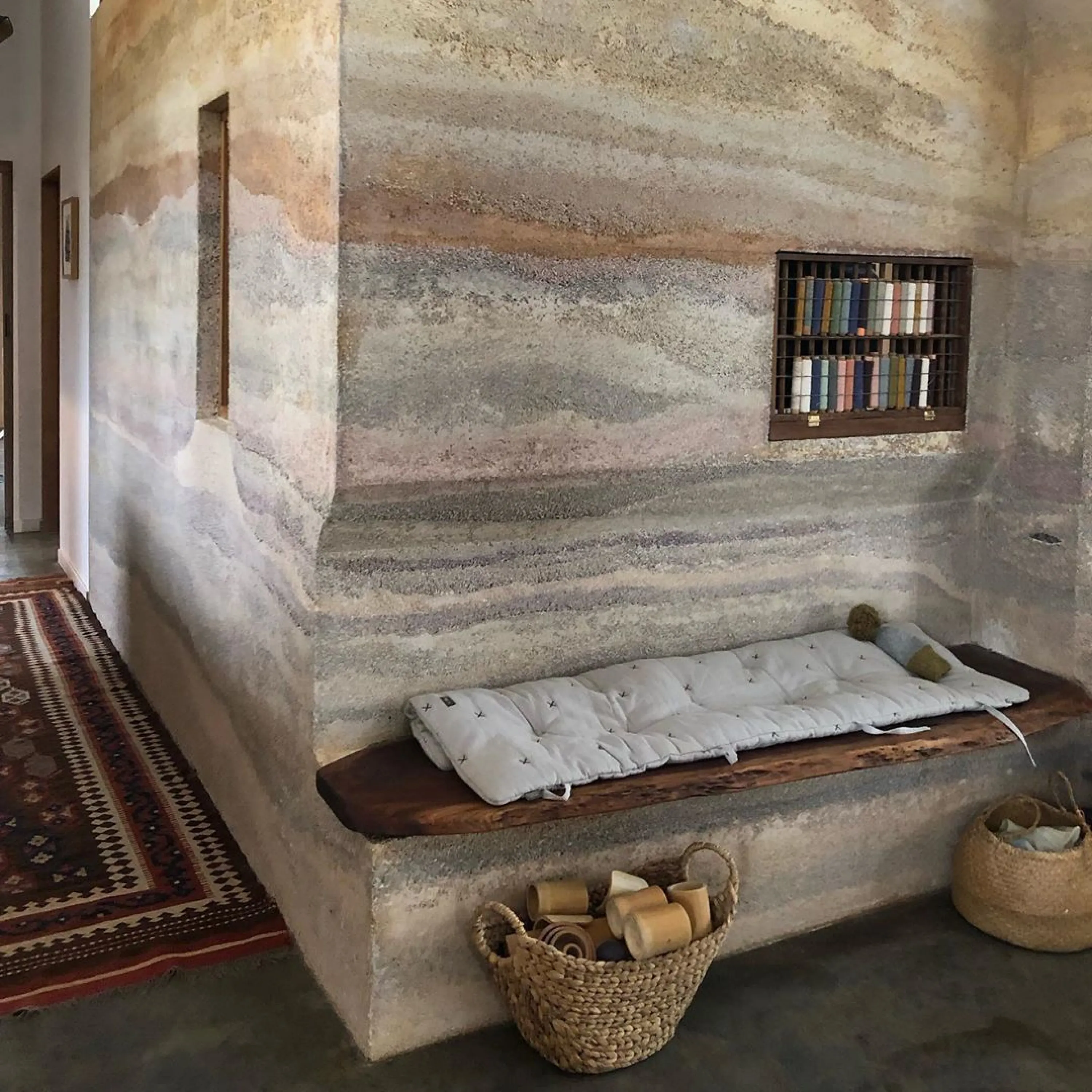 Interior with walls made of hemp concrete.
